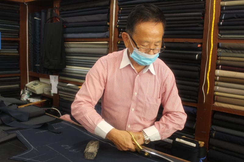 黄连城表示，裁剪西装布料时，每一个步骤都马虎不得，以免影响西装成品。