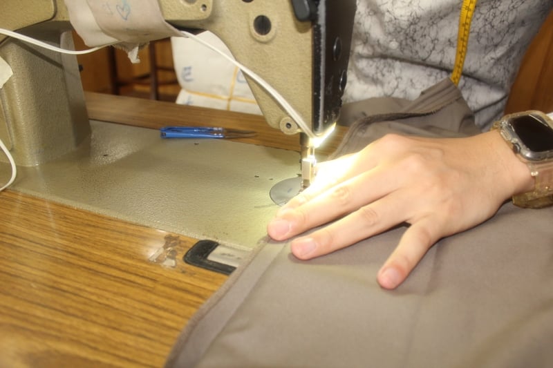 高登服装店也有提供修改裤子服务。