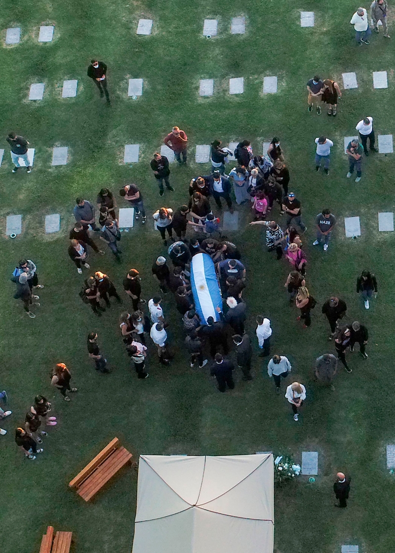 马拉多纳灵柩披着显眼的阿根廷国旗和10号球衣，在生前亲朋好友陪同下入土。（法新社照片）

