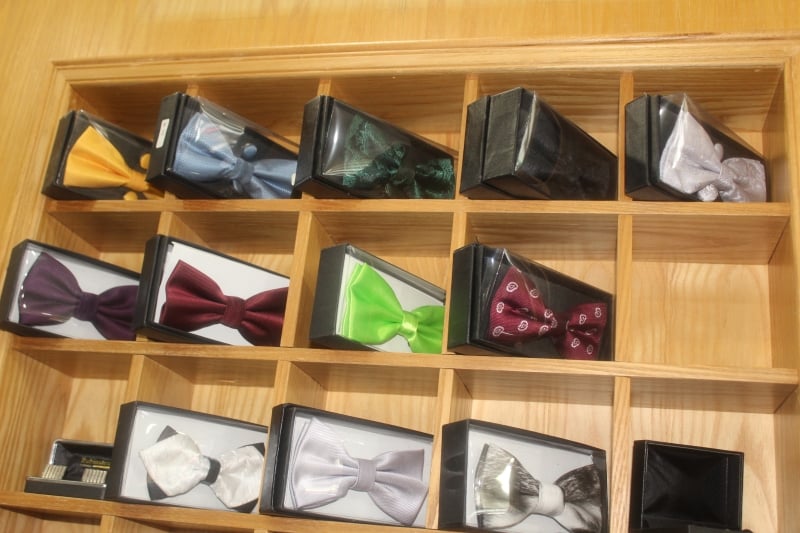 因疫情和有条件行管令关系，西服店会给顾客一些优惠，凡顾客订做一套西装，就送蝴蝶结领带。