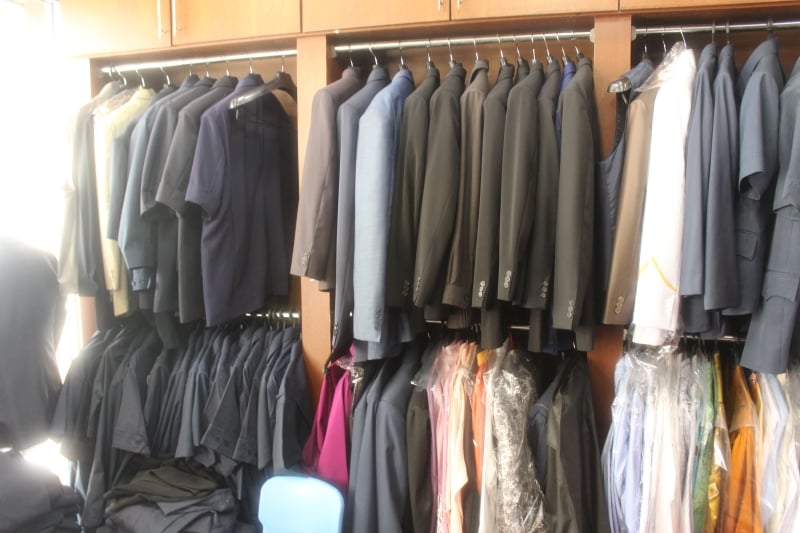 店内挂着顾客订制的西装服，等顾客上门领取。
