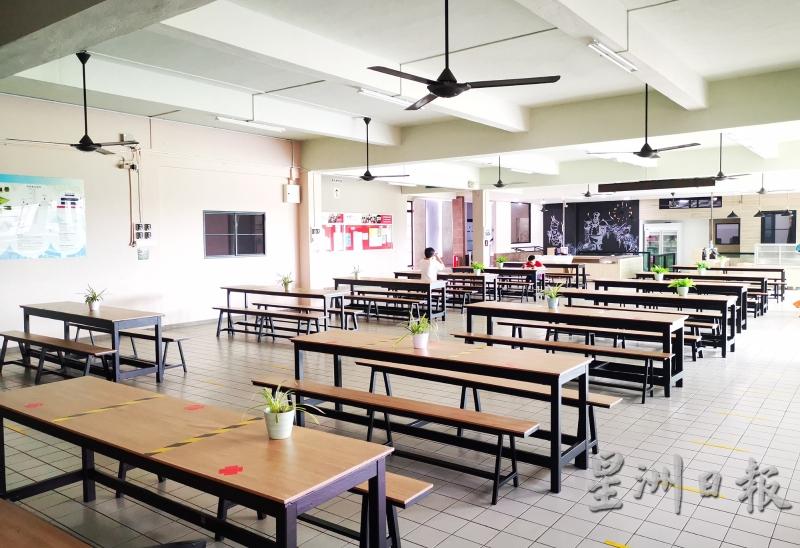 南华独中拥有宽敞的食堂，可让师生在保持身距的情况下用餐。