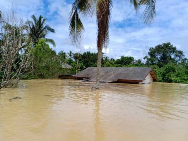 河水忽然暴涨氾滥成灾，甘马挽亚逸布爹的甘榜德拉达斯灾情严重，水深至屋顶。