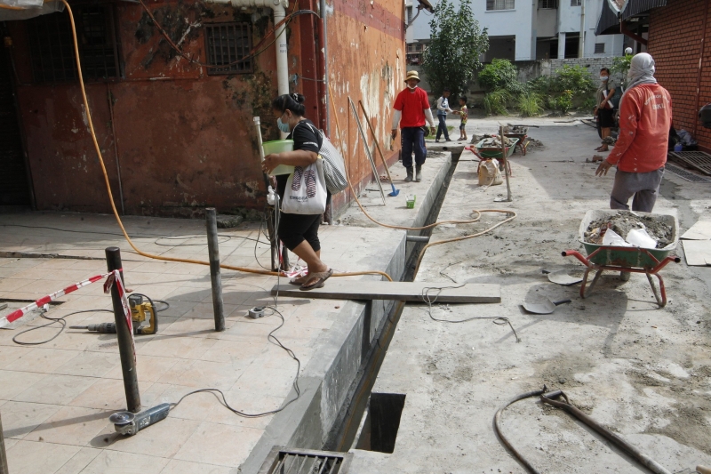 目前吉隆坡市政局在重建金鱼村斯里槟城人民组屋的沟渠。