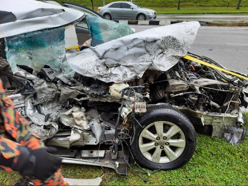猛烈的撞击力导致车身毁不成形。