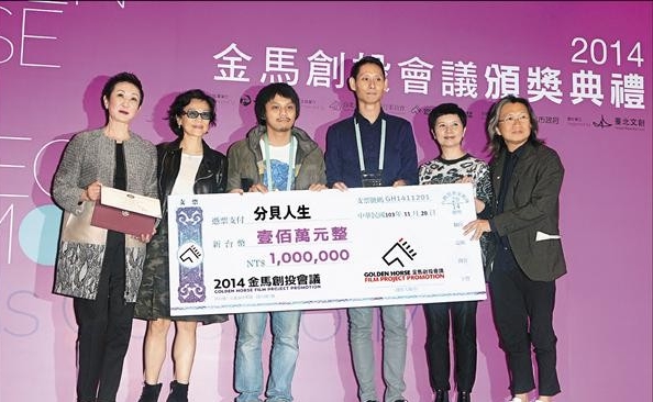 王礼霖（右三）监制、陈胜吉（左三）导演的《分贝人生》曾在2014年金马创投拿下“百万首奖”，却迟至2016年才开拍，原因是“没有资金”。