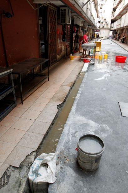 金鱼村斯里槟城人民组屋后巷的沟渠已严重阻塞多年, 而且发出阵阵的臭味！