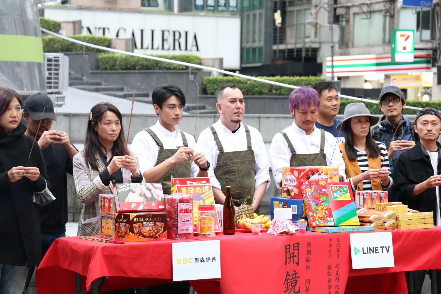香港影帝黄秋生与KID、宋柏纬一起主持美食交友实境节目，出席节目开镜仪式。