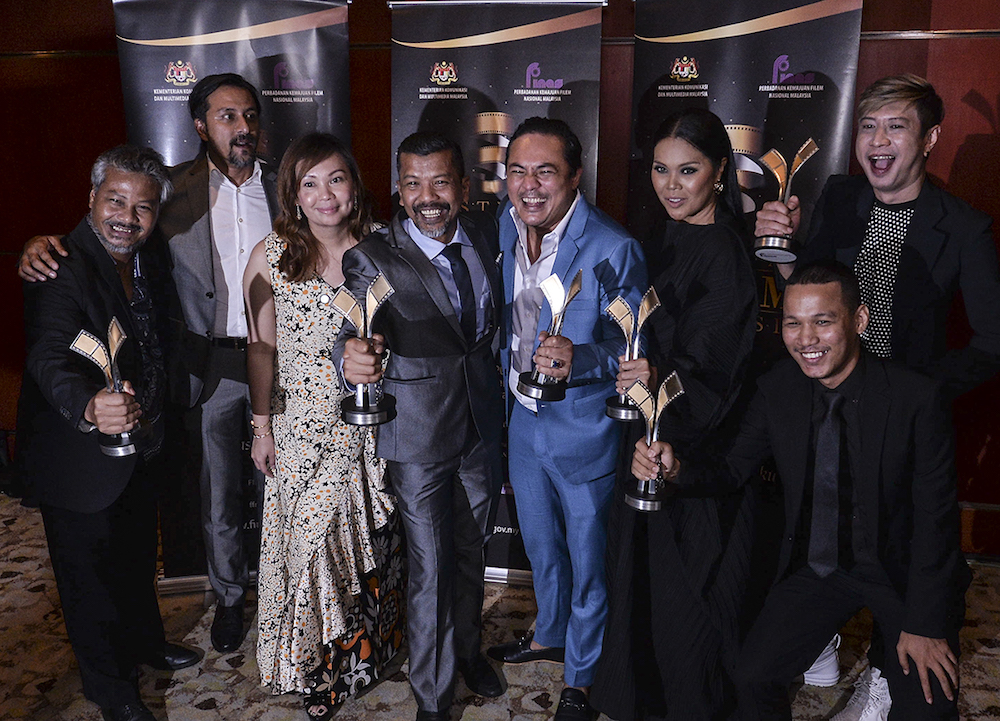 吴佩玲（左三）监制的《十字路口》在2019年大马电影节拿下最佳电影、最佳导演、最佳男主角等6大奖，左四为导演南荣（Nam Ron）。