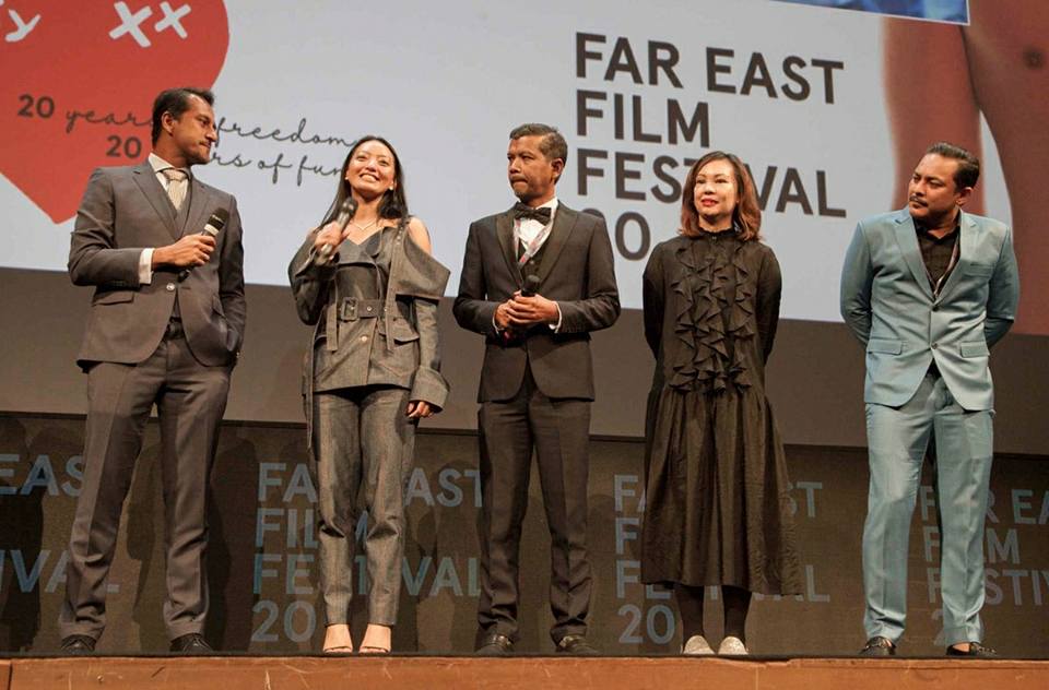 吴佩玲（右二）监制的马来电影《十字路口》不但被选为《第20届意大利远东电影节》开幕电影，也在第21届上海国际电影节的“一带一路”电影周放映，让第一次看马来电影的上海观众都感到新奇。