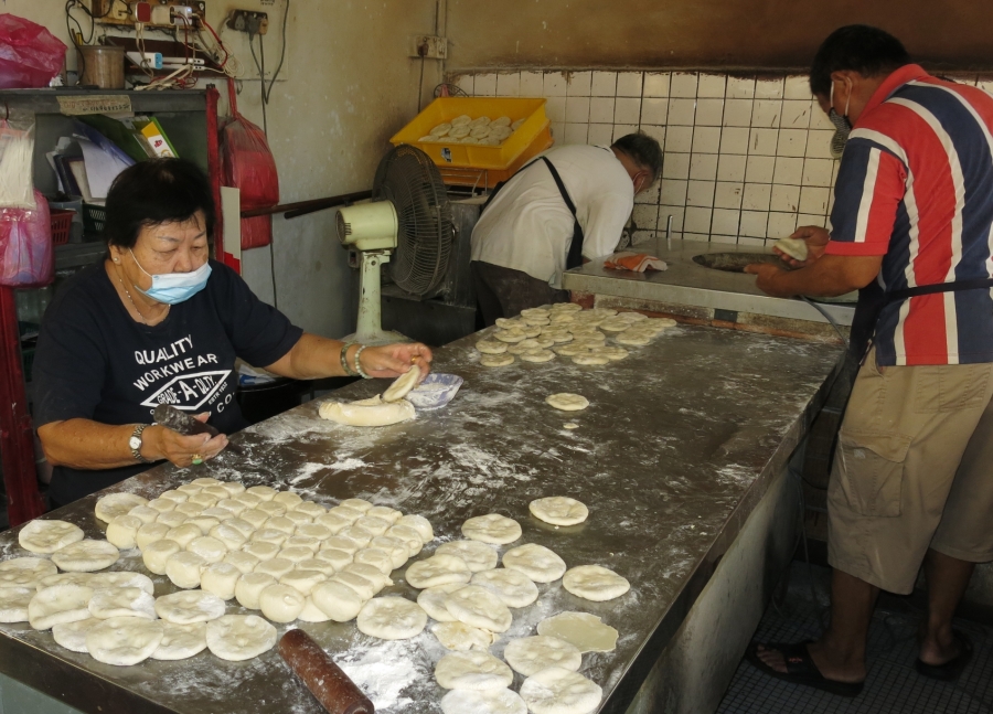 光饼是福州人的传统美食，制做葱饼的主要材料是洋葱。