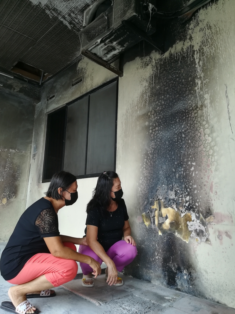陈凤贤（左）与陈凤黛的住家车房遭大耳窿抛掷汽油弹纵火，多处角落被烧成焦黑。

