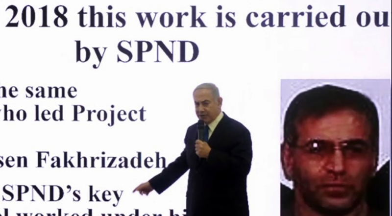 2018年4月30日的AFPTV视频截图显示，以色列总理涅坦雅胡针对伊朗核计划发表谈话时，右侧出现法赫里扎德的肖像。（法新社照片）
