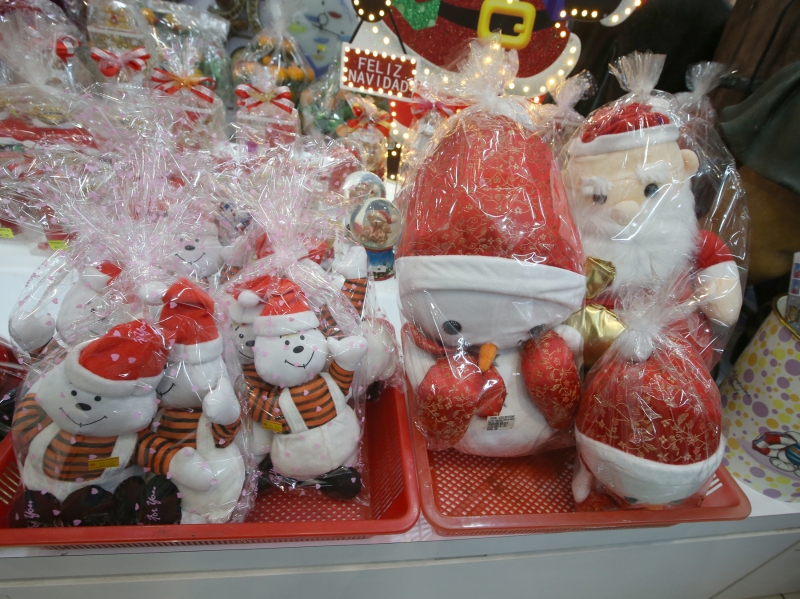 佳节少不了礼品，各类圣诞玩偶成为卖点之一。