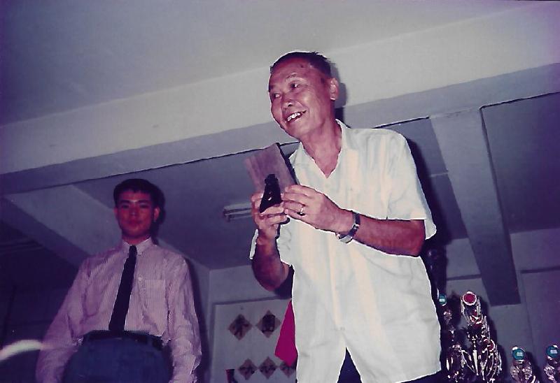 1992年龙学湖与笔者薛君毅（左）摄与山打根书法比赛颁奖礼。