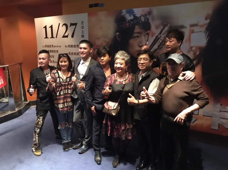 台湾电影《卡卡苏卡卡冲》昨举办首映礼及大马线上发布会，左起为马来西亚艺人许辰安、杨凯淇、邦邦、林子晨、吴敏（鸟来嬷）、电影监制谢明宏、苏柏臻、导演朱凤岗。