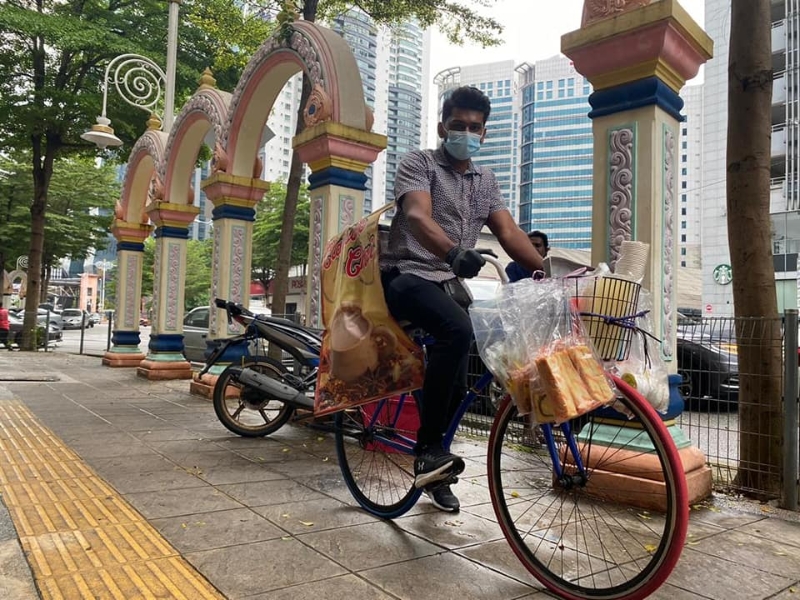 苏巴马廉骑着脚车在十五碑小印度区流动叫卖。