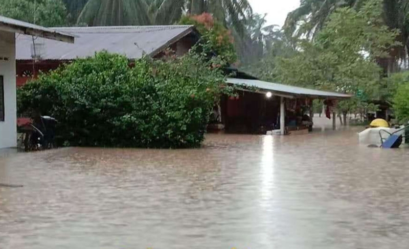 鲁乃甘榜双溪西廊阿达斯也因为一场雨而泡在水中。