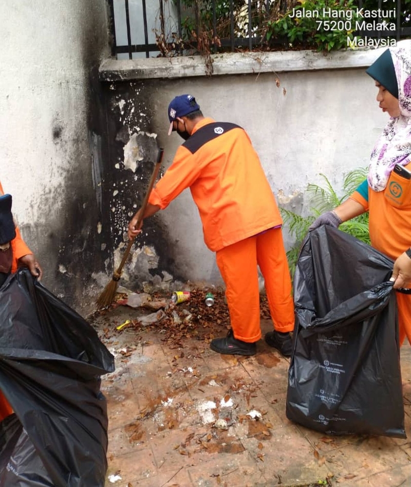 刘志良周四巡视老街后续垃圾问题，南方环保当天接获通知后便前来进行清理。