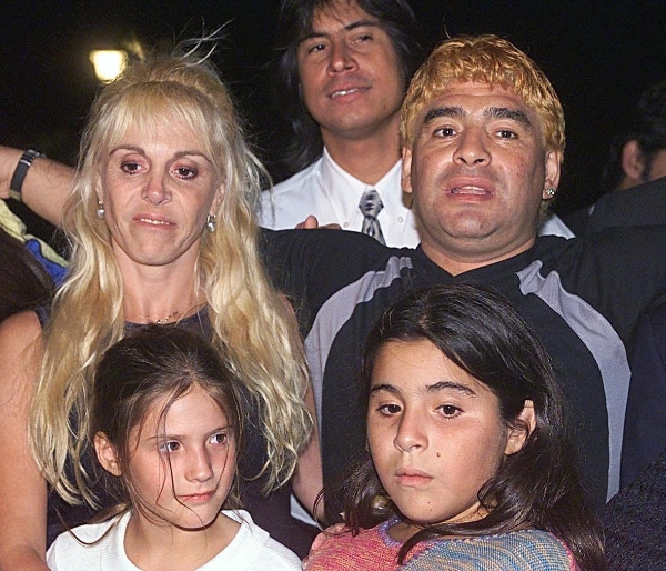 此图为马拉多纳（右）在2000年与当时妻子克劳迪娅及2个女儿吉安娜（右下）和达尔玛出现在公众场合的照片（法新社照片）