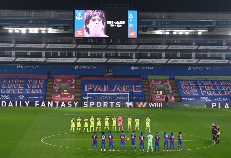水晶宫和纽卡索在本轮开踢前为刚逝世的阿根廷球王马拉多纳默哀1分钟，塞尔赫斯特公园球场的大屏幕也放出马拉多纳的照片。（欧新社照片）
