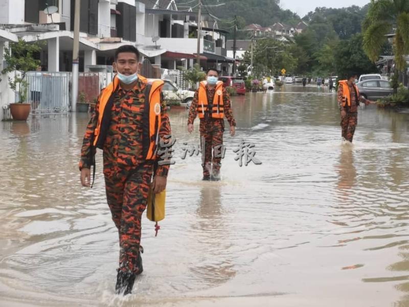 消拯员到水灾地点展开救援行动及监督情况。