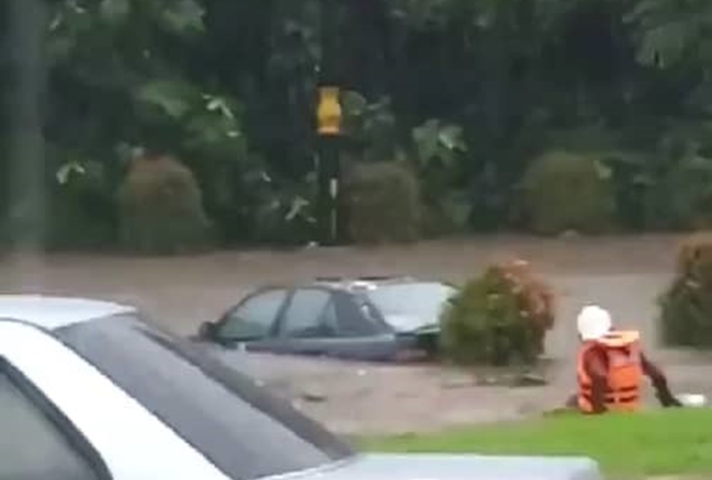 甘榜拉惹花园住宅区出现淹水现象。