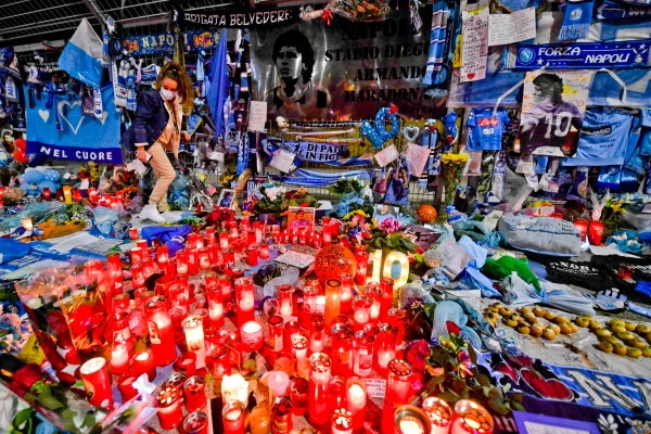 得知马拉多纳去世消息，那不勒斯当地球迷在拿波利的马拉多纳体育场放置围巾、蜡烛、球衣及画像等，向这位球队传奇人物致敬。（欧新社照片）