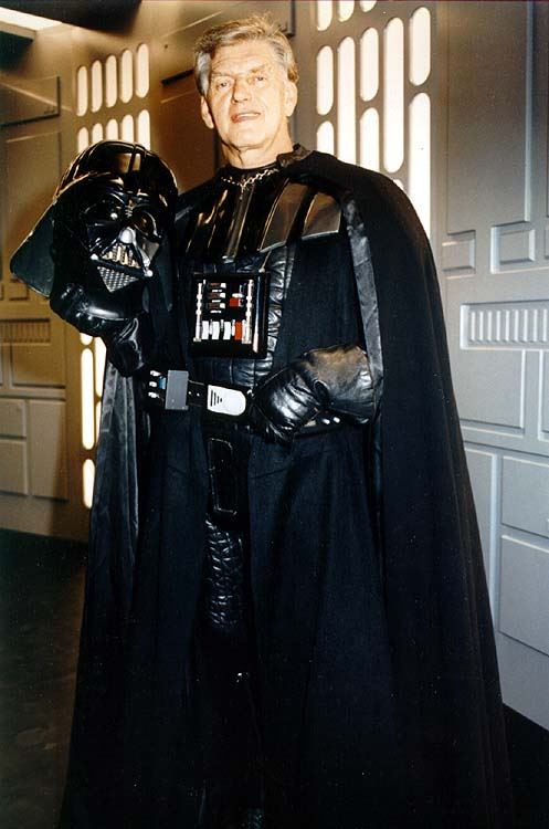 戴夫普洛斯在电影《星球大战》三部曲中饰演反派“黑武士”达斯维达而闻名。