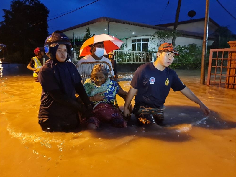 二条石明德村发生严重闪电水灾，各救援单位协助灾民安全撤离灾区。