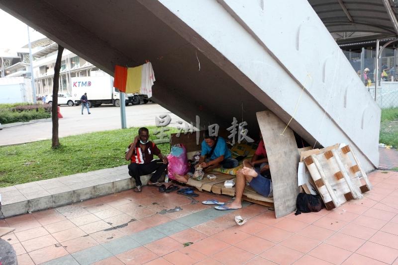 有的街友露宿在人行天桥底下长达数个月，希望等到马新边境开放，可以再到新加坡打工的日子到来。
