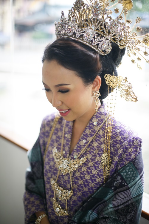 在马来传统婚礼中，新娘的传统头饰也是必备品。