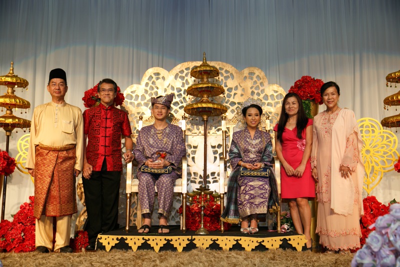 “并坐礼”是马来传统婚礼的高潮，新人身穿华丽马来传统服装发饰，在众人簇拥下坐上结婚礼座。