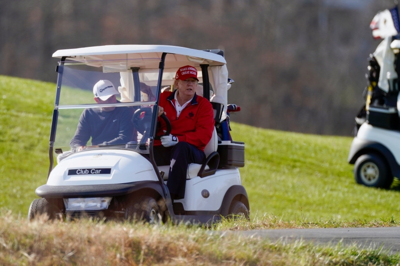 美国媒体周六引述消息报道，特朗普考虑在拜登明年1月20日总统就职礼当日，宣布参加下届2024年总统选举乡。图为特朗普上周六再去打高尔夫球。（美联社照片）