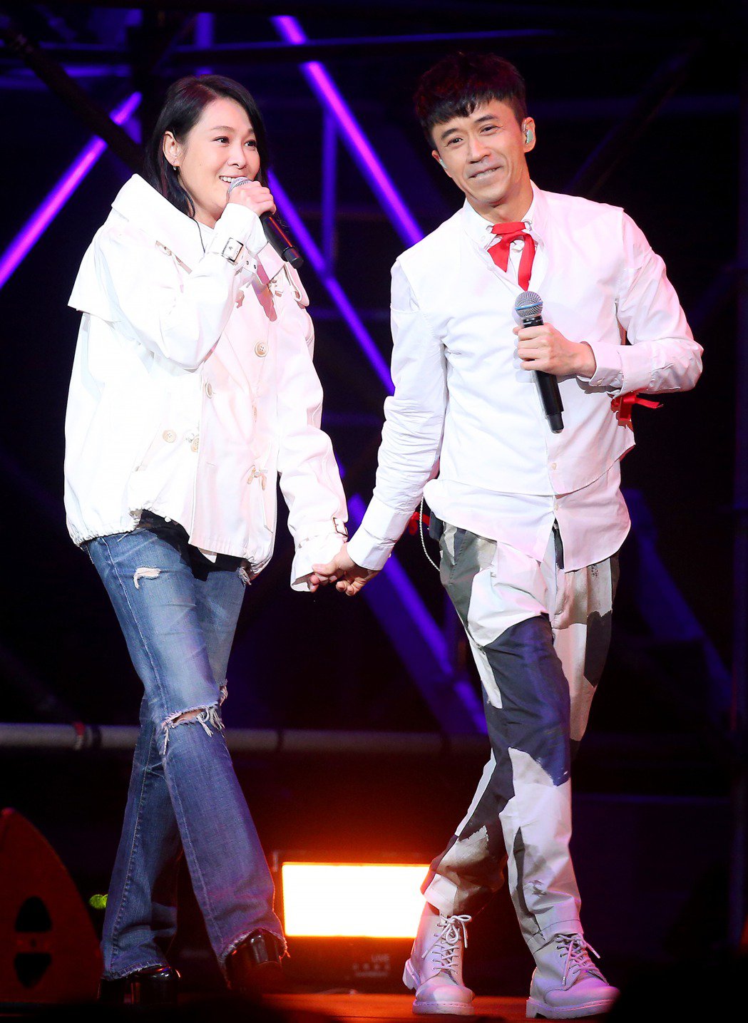 光良（右）和刘若英阔别4年同台合唱《我等你》。