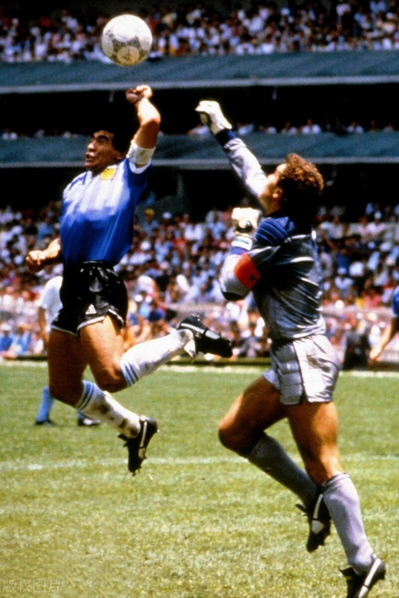 马拉多纳（左）的遗物当中最珍贵的莫过于1986年世界杯“上帝之手”进球时所穿过的这件球衣，专家估价会以200万美元售出。（网络照）

