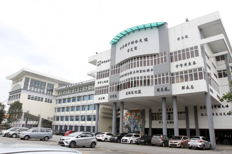 巴生县共有4所独中，而巴生中华独立中学是当地唯一一所开办特别辅导班（特辅班）的学府。