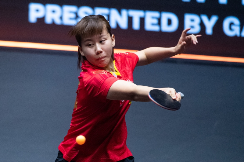 20岁的孙颖莎摘得世界乒乓职业大联盟成立以来策划的系列赛事首个女单冠军，还实现与偶像马龙一起登上领奖台的梦想。（新华社照片）