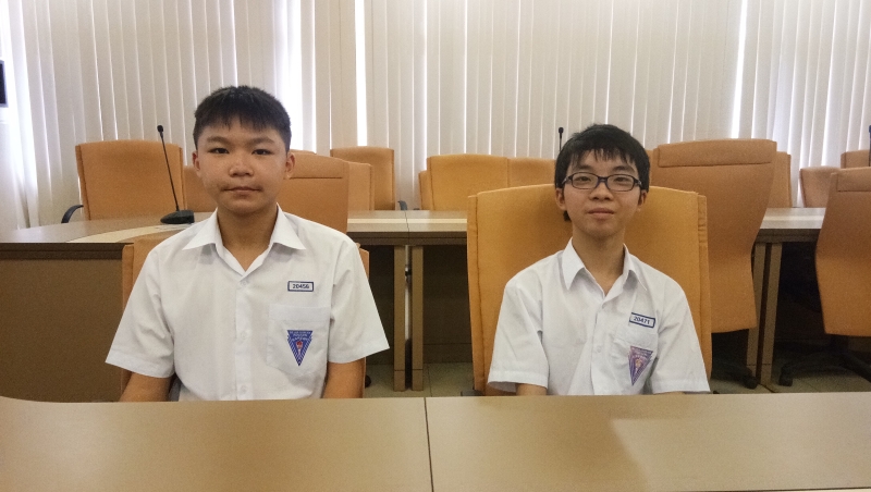 2名特辅班学生受访时，侃侃而谈自己的学习过程与目标。左起为李培智和潘智权。