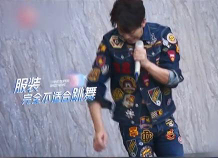 陈晓东早前被曝花100万港元（约52万5058令吉）并带5大箱行李北上录制《追光吧！哥哥》，但这身衣装却被指“完全不适合跳舞”。
