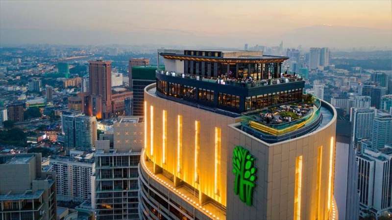 吉隆坡悦榕庄的天空酒吧设有室内与室外位置，在室外可将吉隆坡市中心天际线美景一览无遗，是城内打卡胜地之一。