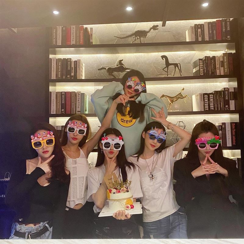 潘玮柏老婆Luna贴出与好友的庆生照，6人戴上墨镜让人难以分辨，遭酸整容成6胞胎。