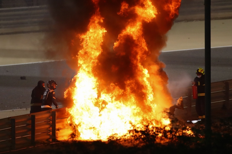 格罗斯让的赛车因发生碰撞冲出赛道，赛车撞到场边的护栏后直接起火，形成一颗巨大火球，赛会马上出动红旗来中断比赛。（法新社照片）