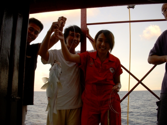 郑伊菱第一次的探测工作是坐渔船出海，还可以在船上钓鱼取乐。