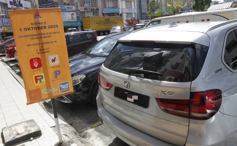 吉隆坡市政局张贴横幅，通知民众可采用以上7种电子钱包及手机应用程序缴付停车费。