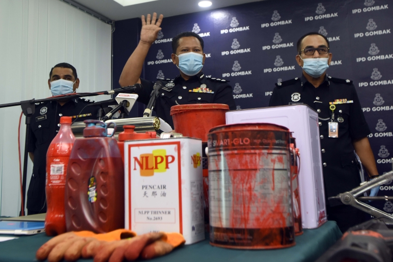 阿里费（中）先媒体展示警方所起获的红漆、手套等物品。