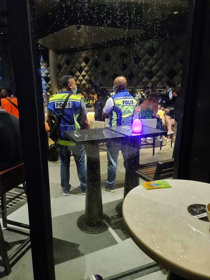 警察在26日晚上到悦榕庄天空酒吧，向35名被指没有遵守防疫SOP的客人开出罚单。