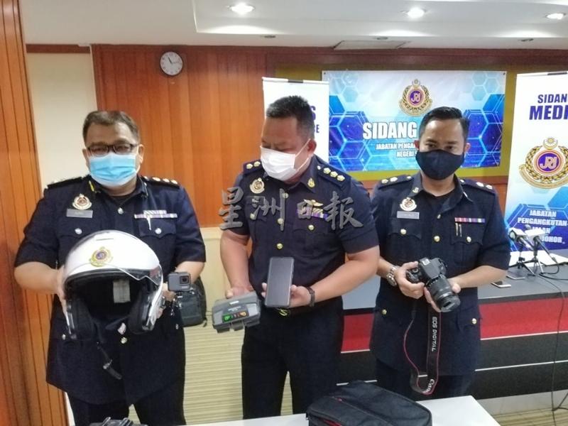 阿兹米尔（左起）、莫哈末凡迪及莫哈末菲道斯展示执法人员使用的数码摄像器材，包括带摄像头的头盔。