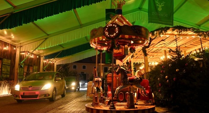 A drive-in Christmas market in Landshut. AFP