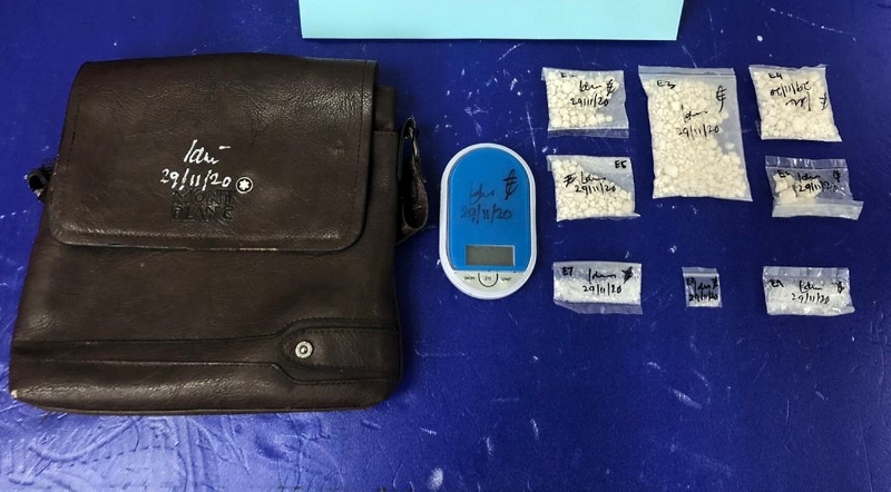 警方在落网男子的身上找到5包共重达80.15克的海洛因，以及3包共重5.09克的冰毒。